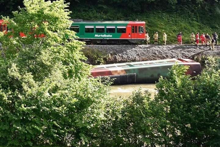 В Австрії впав у річку потяг з дітьми (фото)