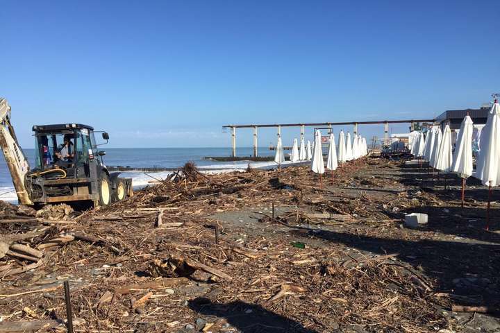 Відпочинок на смітнику: на що перетворилися пляжі Сочі після негоди (фото, відео)