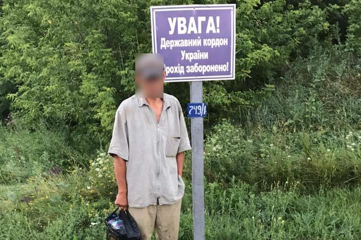 СБУ затримала на кордоні з Росією контрабандиста з медалями та іконами (фото) 