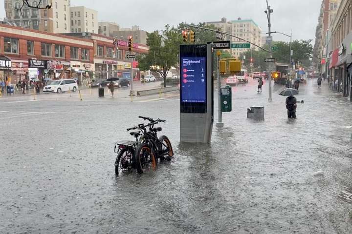 У Нью-Йорку затопило метро, а Каліфорнія потерпає від посухи (фото,відео)