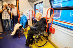  Поезд состоит из 10 вагонов, оборудованных пандусами и местами для людей на колясках 