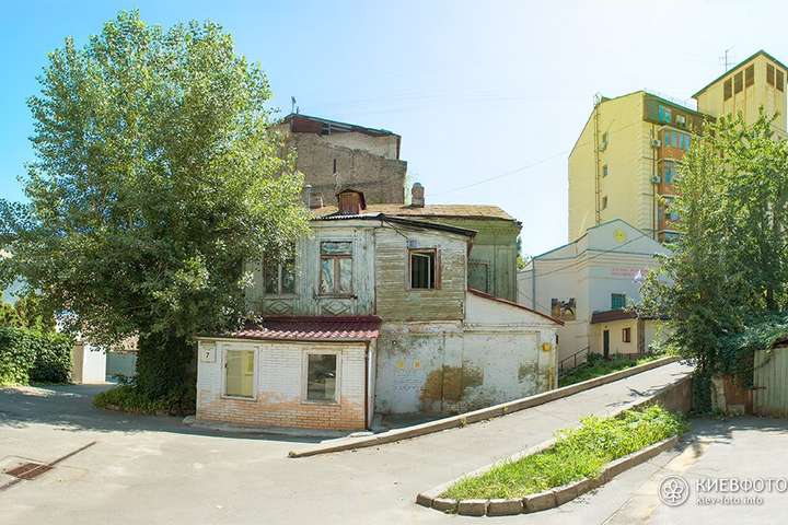У найстарішому будинку Києва досі мешкають люди