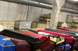  Понад 600 трун, які очікують своєї черги, склали на цокольному поверсі 