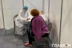 Вакцина для обраних. Експерт розповів, кому в Україні дістається Pfizer