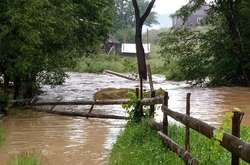 Негода на Франківщині: підтоплено будинки, авто та знищено міст у селі