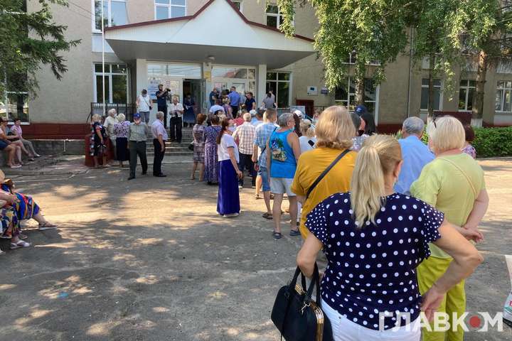 Вибори в Молдові: виборці із непідконтрольного Придністров’я утворили черги на дільницях (відео)