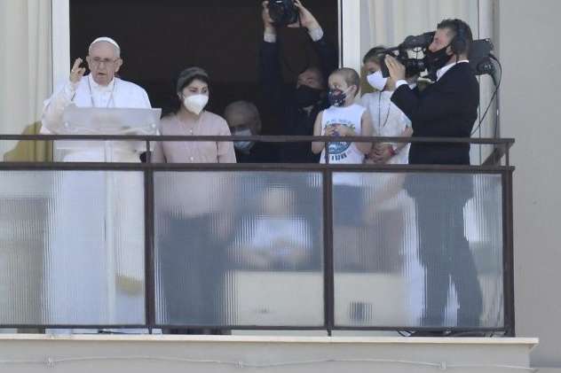 Проголосив молитву із балкона лікарні. Папа Римський уперше після операції з'явився на публіці