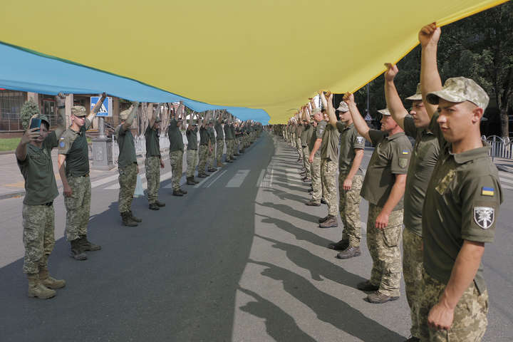 Військові у Маріуполі розгорнули прапор рекордного розміру (фото)