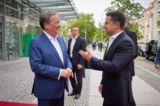 Лідери обговорили чимало важливих питань. Фото: president.gov.ua - Зеленський провів першу зустріч у Німеччині: з ким та про що говорили (фото)