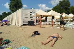 Шезлонги по 400 грн. Ділки захопили частину міського пляжу в Гідропарку