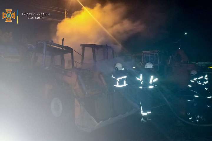 Вночі на території підприємства в Києві вщент згоріли екскаватори (фото)