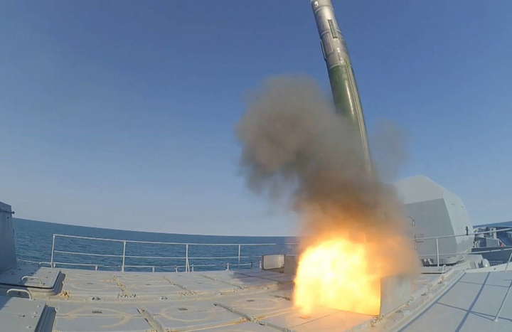 Росія проводить навчання в Чорному морі. Обстрілює умовних противників ракетами