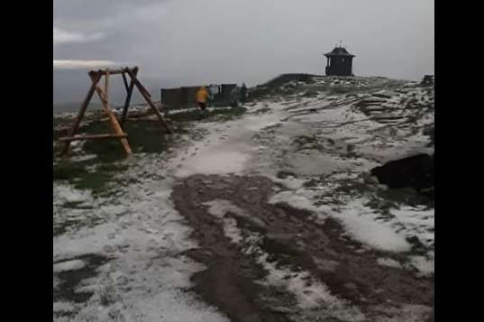 Сніг посеред літа: у Карпатах аномальна погода (відео)