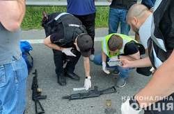 В автівці полтавчанина правоохоронці вилучили два автомати