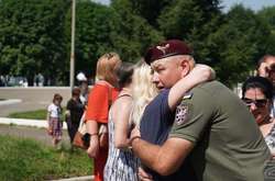 Українських захисників зустрічали дружини, батькі, діти і друзі