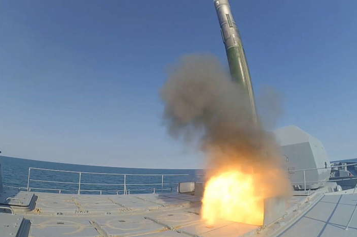 Россия проводит учения в Черном море. Обстреливает условных противников ракетами