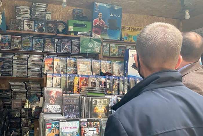 На книжковому ринку в Києві двоє братів збували персональні дані громадян