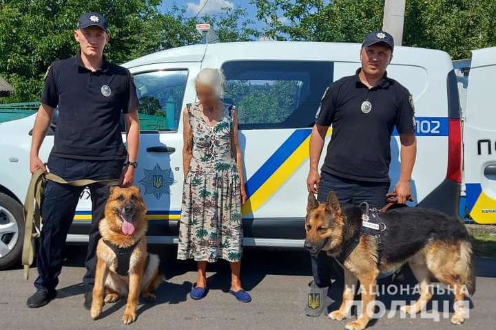 Пішла по ягоди і заблукала: у лісі на Київщині правоохоронці розшукали бабусю