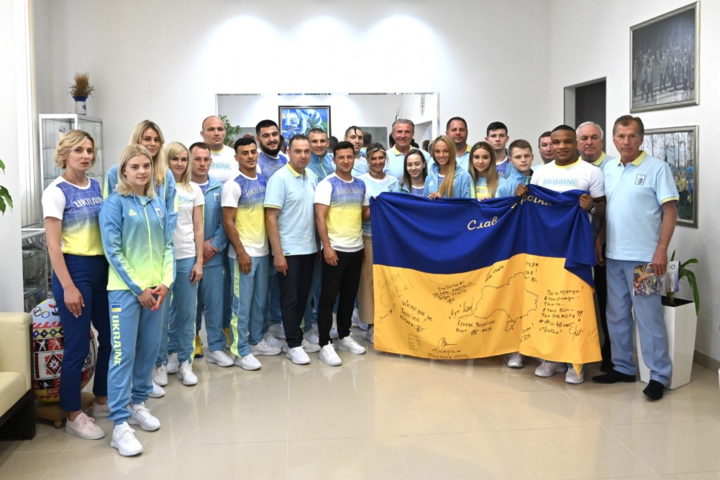 Украинские олимпийцы получили реликвию от Зеленского