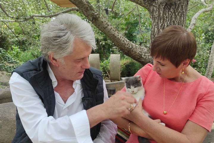 Відома синоптикиня оприлюднила зворушливі фото з Ющенком та котом 