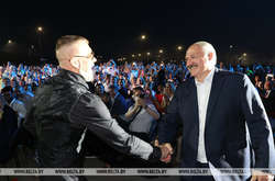 Серьога потиснув руку та обійнявся з білоруським диктатором