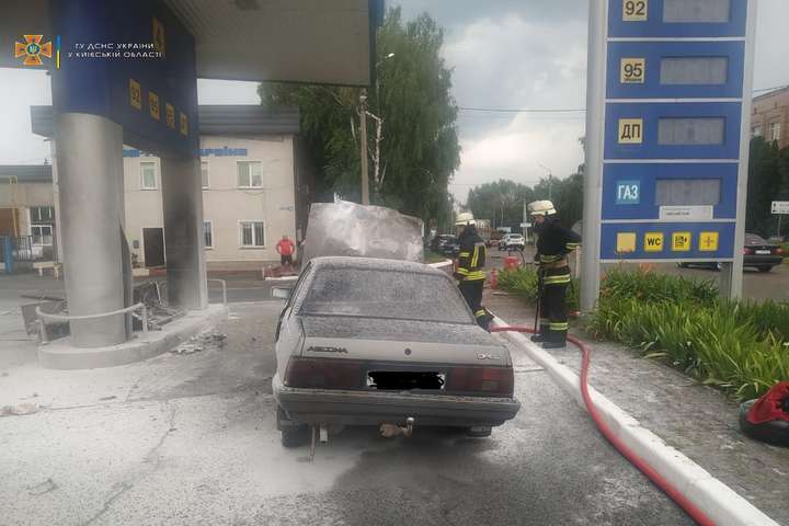 На АЗС у Київській області автомобіль врізався в заправну колонку