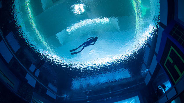 Настольные игры под водой. В Дубае открыли уникальный бассейн (фото)