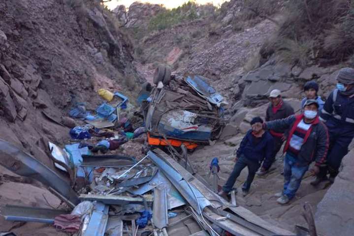 У Болівії автобус впав з обриву, понад 30 людей загинули