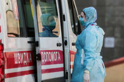 Лікарі шпиталізують хворих на коронавірус із ускладненнями