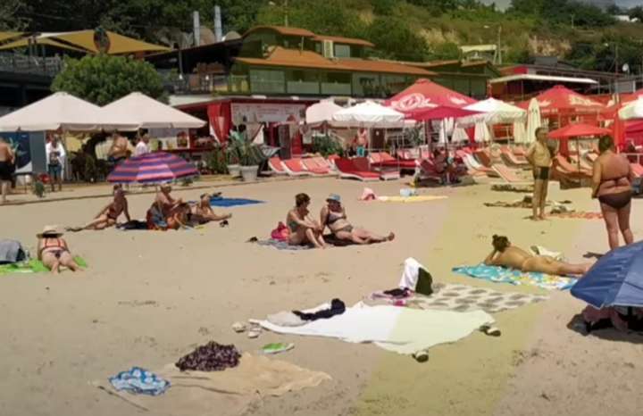 В Одесі пляжники пів дня відпочивали поруч із тілом потопельника (відео)