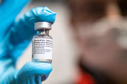 У Києві вакциною Pfizer щеплюють лише пріоритетні групи населення