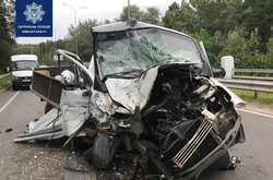 Від удару автомобіль «Газель» отримав серйозні пошкодження