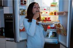 Протягом вагітності здорове та збалансоване харчування матері допомагає дитині розвиватися і рости