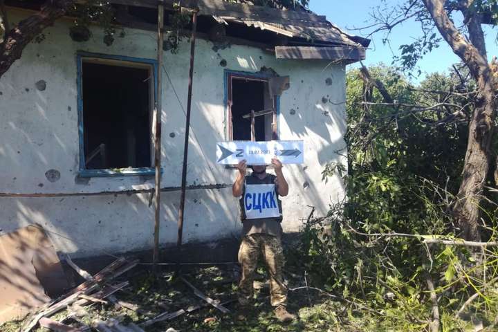 Окупанти обстріляли селище на Донеччині з гармат «Рапіра»