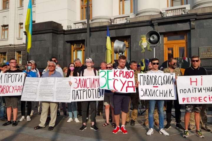 «Суд ЗеЛінча?!»: На Банковій проходить акція на підтримку генерала Павловсього