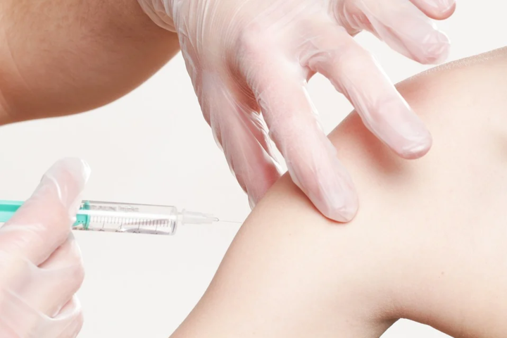 Covid-19: ВОЗ выступает против обязательной третьей прививки