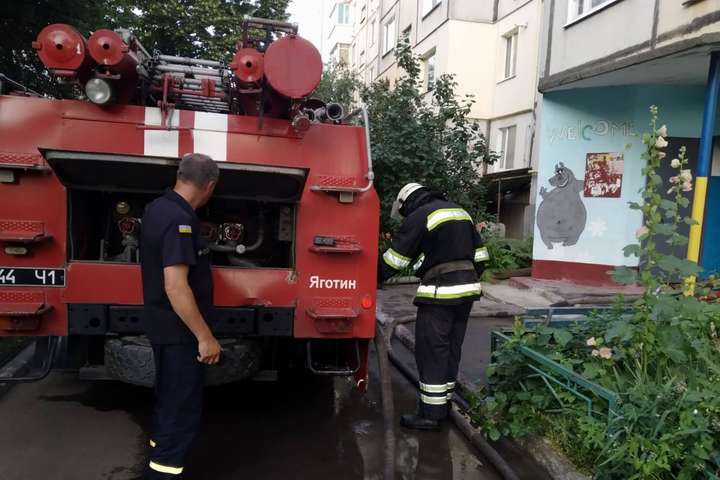 На Київщині під час пожежі в багатоповерхівці загинули дві людини
