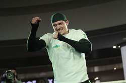 Усик на спір поголив голову і звернувся до Джошуа (фото)