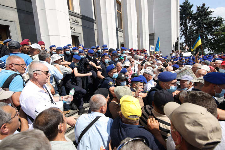 Протестующие собрались возле Верховной Рады утром 14 июля - Силовики-ветераны взяли штурмом Верховную Раду (видео)
