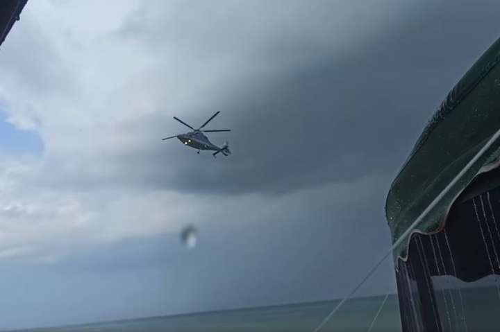 Скандальне приземлення: на Одещині гелікоптер зніс намети відпочивальників (відео)