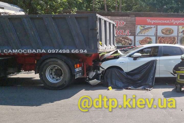 Жахлива ДТП під Києвом: Honda «припечатала» жінку на моторолері до вантажівки (фото)