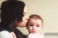 Украинская поп-звезда в костюме Малефисенты показала, как кормит сына грудью (фото)