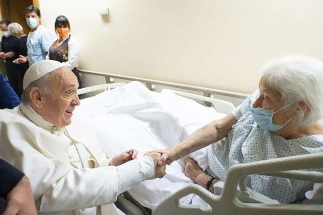 Папу Римського виписали з лікарні після операції