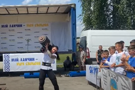 І знову рекорд. Українка підняла гігантську гантель (відео)
