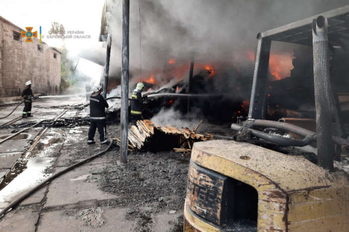 У Харкові горять склади з деревиною. Рятувальники задіяли пожежний потяг (фото)