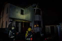 Пожежа виникла вночі на другому поверсі будинку