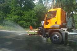 Під час поливу зменшується кількість випарів шкідливих речовин від розпеченого асфальту