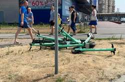 Столичні пішоходи повстають проти самокатів: техніку викидають із тротуарів (фото)