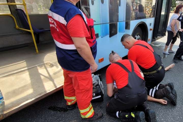 Спека вбиває. У Києві водій тролейбуса помер за кермом