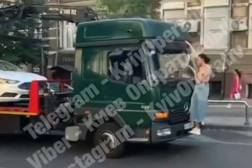 У Києві жінка вилізла на евакуатор, який забрав її автівку (відео)